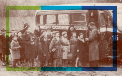Zdjęcie archiwalne. Na nim dzieci wsiadające do przedwojennego autobusu.