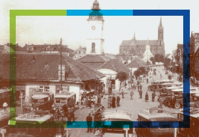 Zdjęcie archiwalne. Na nim widok na przedwojenny Rynek Kościuszki. Na rynku postój autobusów.