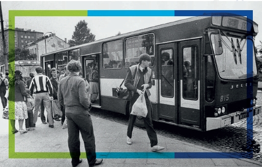 Zdjęcie archiwalne. Autobus marki Jelcz na przystanku, trwa wymiana pasażerów.