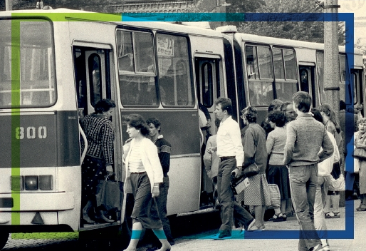 Zdjęcie archiwalne. Przystanek autobusowy, na którym stoi autobus marki Ikarus. Ludzie wsiadają i wysiadają z pojazdu..
