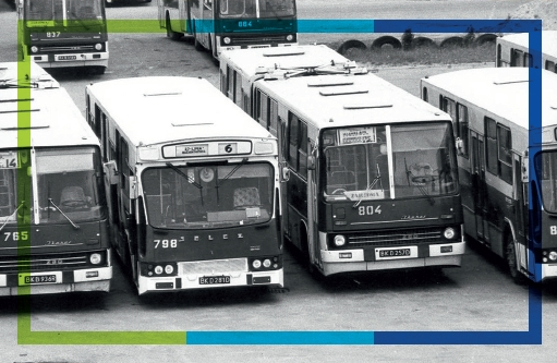 Zdjęcie archiwalne. Zajezdnia autobusowa, na której stoją autobusy m.in. marki Jelcz i Ikarus.
