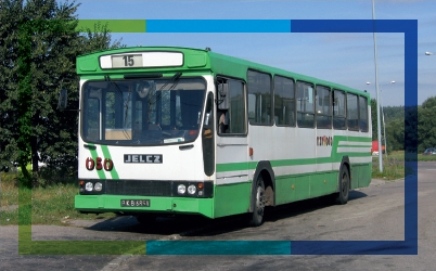 Zdjęcie archiwalne. Autobus marki Jelcz zadysponowany w linii 15 stojący na pętli.