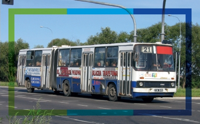 Zdjęcie archiwalne. Autobus przegubowy marki Ikarus zadysponowany w linii 21 poruszający się ulicami Białegostoku.