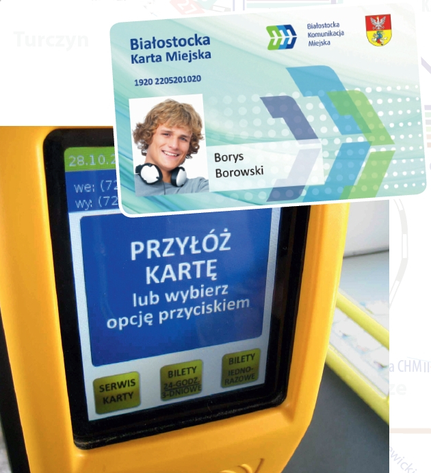 Dwa nałożone na siebie zdjęcia archiwalne. Górne przedstawia wzór Białostockiej Karty Miejskiej, a dolne czytnik elektroniczny firmy Mikroelektronika.