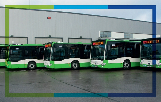 Zdjęcie archiwalne. Zajezdnia autobusowa, na niej nowo zakupione autobusy spółki KPK.