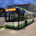 Autobus krótki marki Solaris stojący na centrum przydworcowym.
