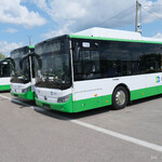 Zajezdnia, widok szereg autobusów elektrycznych marki Yutong.
