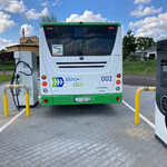 Autobus marki Yutong na stanowisku ładowania.